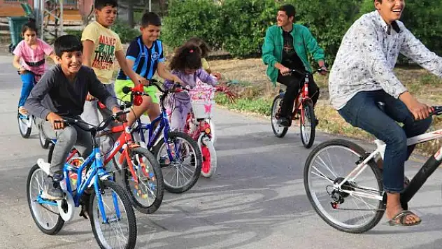 150 çocuğa bisiklet dağıttı