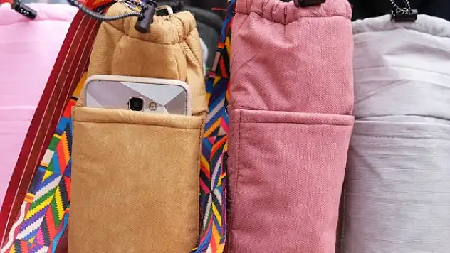 Atık maskeler su geçirmez çantalara dönüştü 