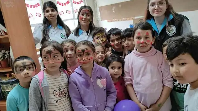 Üniversiteliler kendi harçlıklarıyla okul boyadı