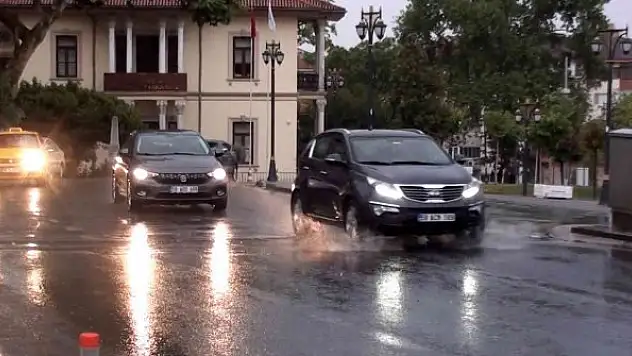 Aniden bastıran yağmur vatandaşlara zor anlar yaşattı