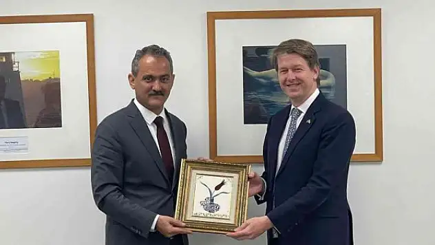 Bakan Özer, İngiltere'nin Okullardan Sorumlu Devlet Bakanı Walker ile görüştü