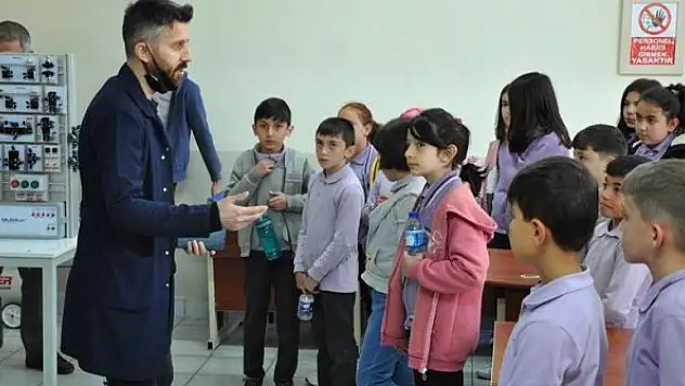 İlkokul öğrencileri meslek lisesi öğrencilerinin çalışmalarını inceledi