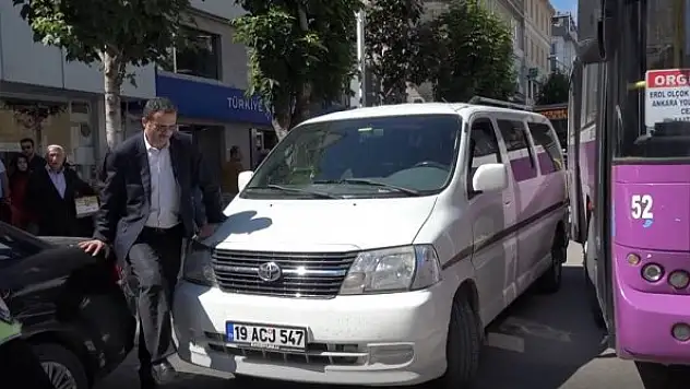 Trafiği kilitledi, polis 'Çok güzel yere bırakmışsınız maşallah' diyerek ceza kesti