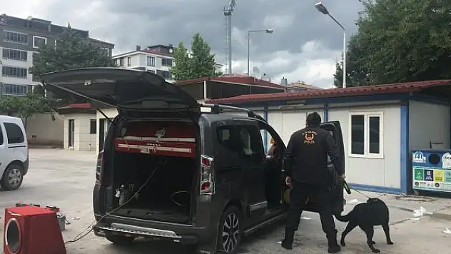Araçlarında uyuşturucu ele geçirilen 2 kişi yakalandı