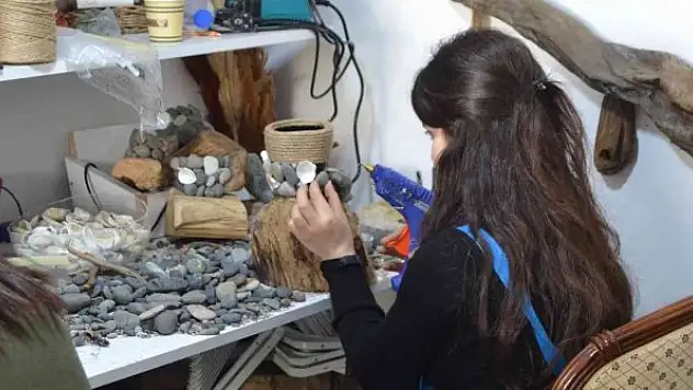Deniz kenarından topladıkları atıklar, el emeği ürünlere dönüşüyor