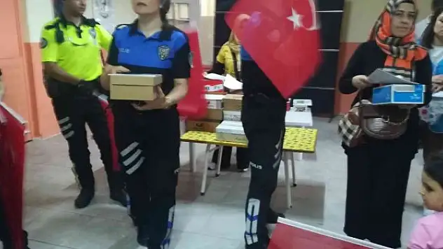 Polisten öğrencilere eğitim ve ayakkabı yardımı
