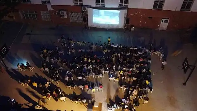 Okulda açık hava sinema keyfi