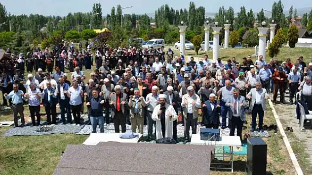 Köylüler yağmur için ellerini semaya açtı