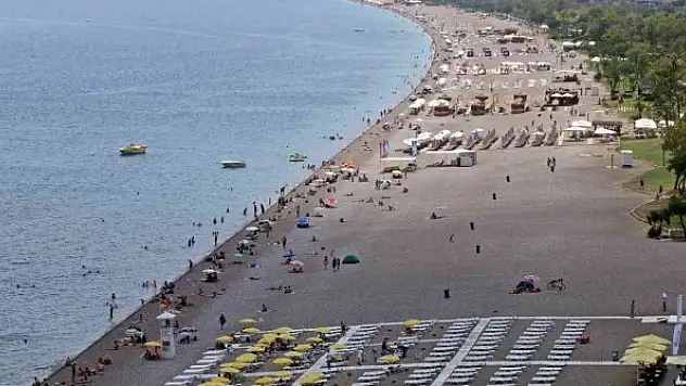 Antalya'da termometreler 36 dereceyi gösterdi, tatilciler sahillere akın etti