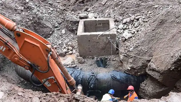 Patlayan içme suyu ana isale borusu kesintiye sebep oldu