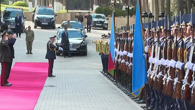 Bakan Akar, Azerbaycan'da 'Mehter' ile karşılandı