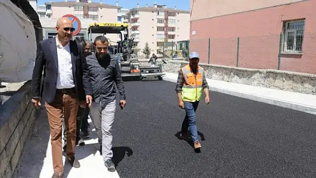 İpekyolu'nda sezonun ilk asfaltı döküldü