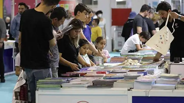 Kitap Fuarı'nda 3 milyon kitap görücüye çıktı