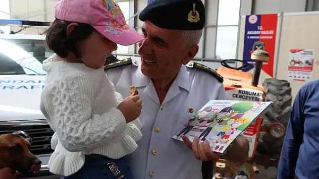 Çocuklara kitap dağıtıp jandarmayı anlattı