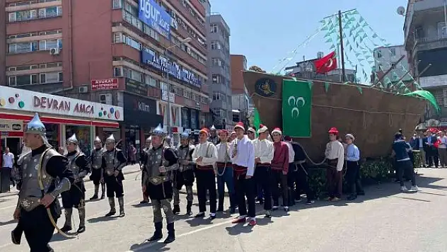 10 metrelik gemiyi karadan yürüttüler, gören hayrete düştü