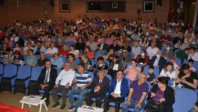 Avni Anıl şarkılarına büyük alkış