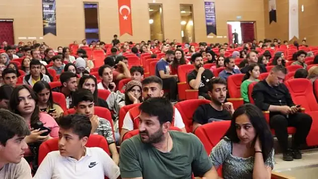 Gençler bilgide yarışıyor