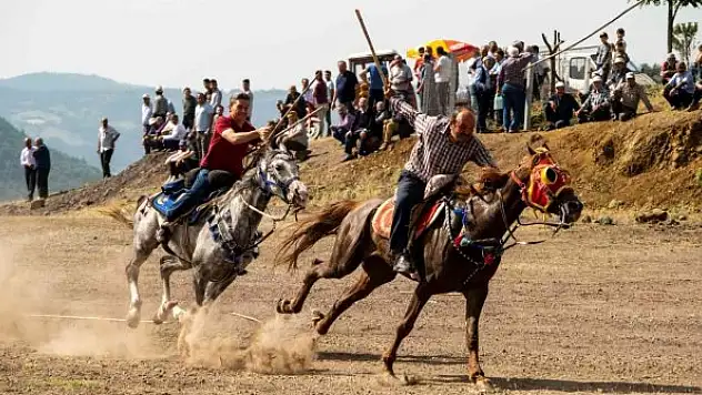 Yüzlerce yıllık atlı cirit geleneği köy düğünlerde yaşatılıyor