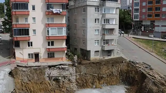 Toprak kayması sonucu 2 bina tahliye edildi