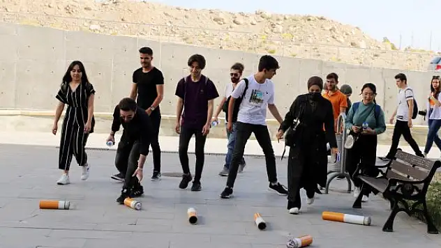 Üniversite kampüsünde maket izmaritlerle farkındalık oluşturdular