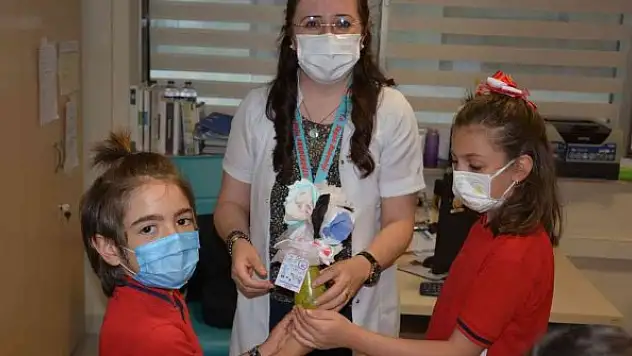 İlkokul öğrencilerinden sağlık çalışanlarına 'maskeden çiçek'