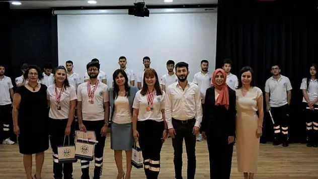 ALKÜ'lü paramedikler ilk yeminlerini etti