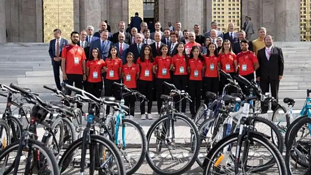 TBMM Başkanı Şentop, Meclis'te bisiklet sürdü