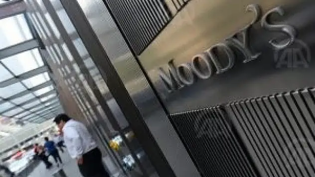 Moody's Yunanistan'ın notunu düşürdü