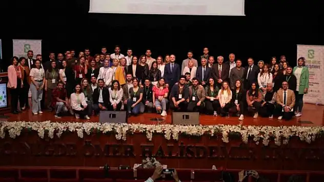 Plastik dolu havuzda yüzerek deniz canlılarının neler yaşadığını hissettiler