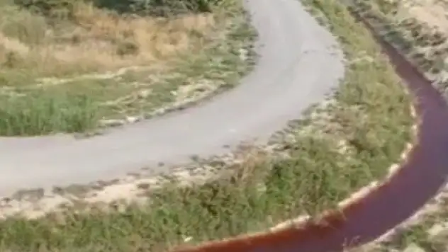 DSİ'ye ait kanaldaki su kırmızıya büründü