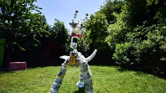 Atık pet şişeler sanat eserine dönüştürüldü