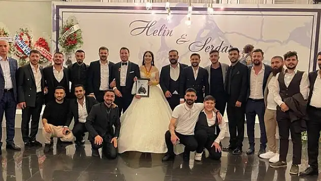 Dünya evine giren arkadaşlarına 'Acı kaybımız' yazılı çelenk