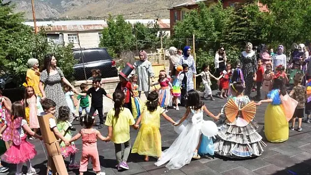 Miniklerden geri dönüşüm ürünleriyle kostüm defilesi