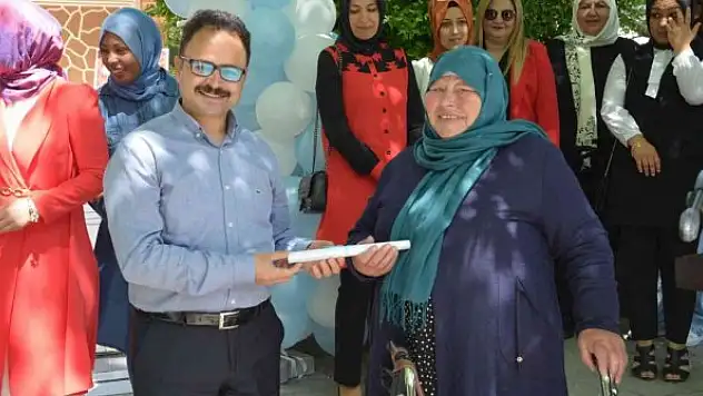 Hayalinden vazgeçmedi 69 yaşında okuma-yazma öğrendi