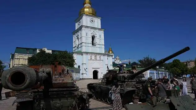 Kiev'de Rus ordusunun ele geçirilen askeri teçhizatları sergilendi