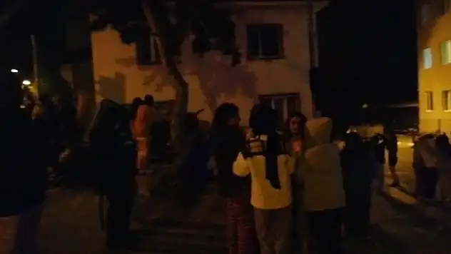 Balıkesir'de 4.7 büyüklüğündeki deprem vatandaşları sokağa döktü