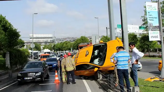 Bariyere çarpan taksi asılı kaldı
