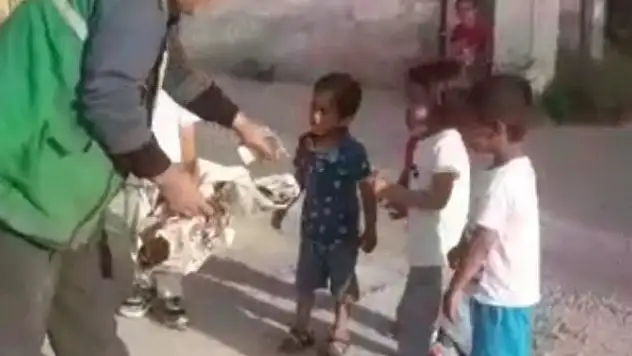 Çöp toplarken kendisine yardım eden çocukların elini öpüp harçlık verdi