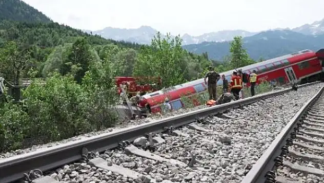Almanya'da tren kazası: Can kaybı 5 oldu