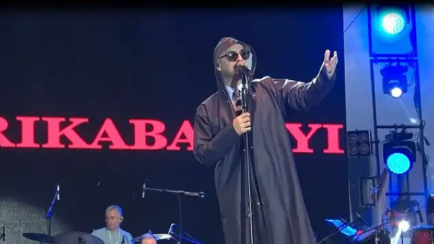 Ünlü sanatçı Soner Sarıkabadayı, Başkent Millet Bahçesi'nde sahne aldı