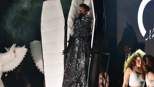 Konserde sahneye tabut içinde çıktı