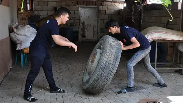 TIR lastiği ve jantla çalışarak güreşte derece yaptılar