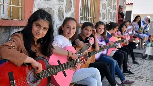 Gitar çalmayı öğrenen 8 kız öğrenci, köylerde mini konserler veriyor