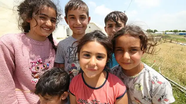 Çadırda yaşayan mevsimlik işçilerin çocukları okumak istiyor