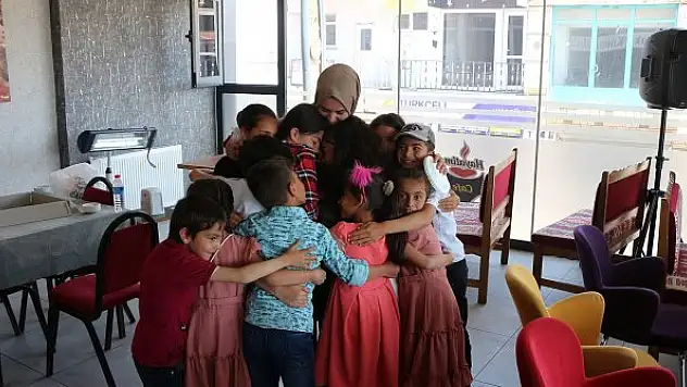 Okuyamamanın burukluğunu, köy okullarındaki öğrencilere pasta ikram ederek gideriyor