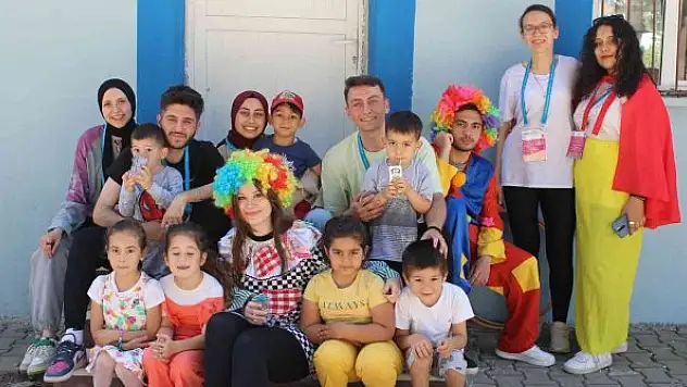 Gönüllü öğrenciler minikler için ana sınıfı kurdu