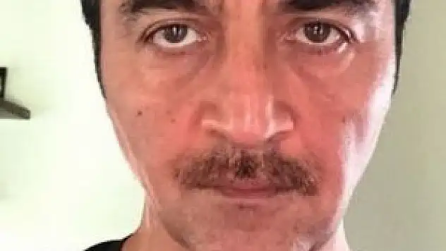 Yeni görünümüyle şaşırttı: Baba kulak yok!