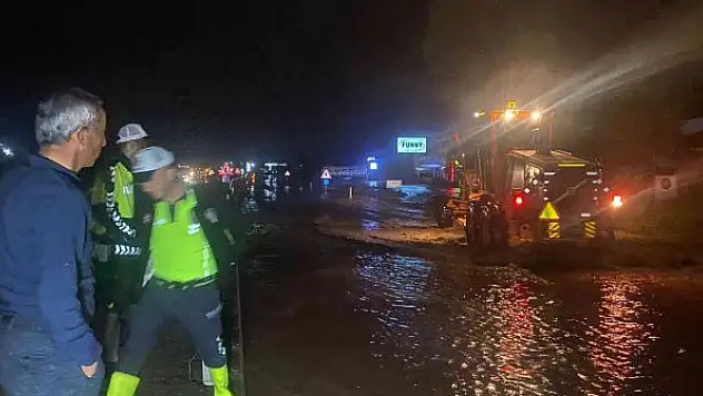 Aşırı yağış nedeniyle Aksaray yolu trafiğe kapandı