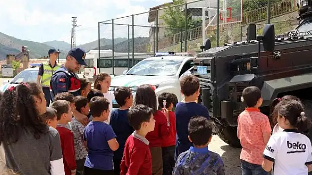 Jandarma ilkokul öğrencilerine çevre bilincini aşıladı