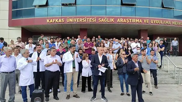 Tehdit edilen cerrah, evinin önünde bıçaklandı